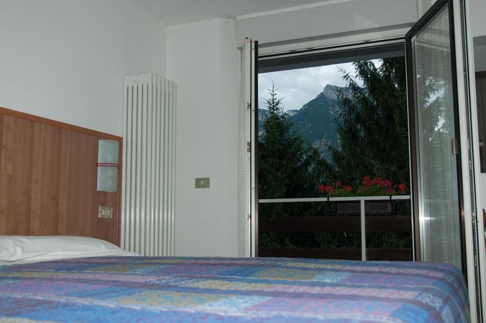 Hotel Dolomiti Levico Terme Bagian luar foto
